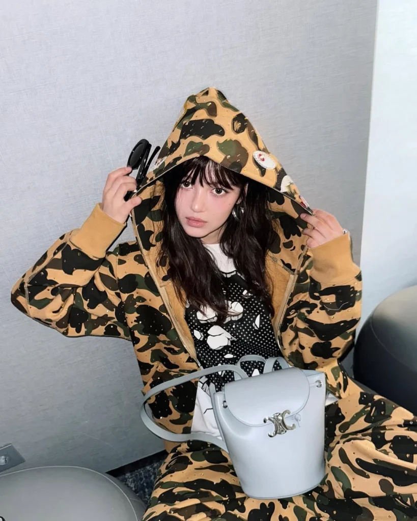A-BATHING-APE-BAPE-NewJeans-Hanni-Hyein-Minji-Danielle-Haerin-2-819x1024